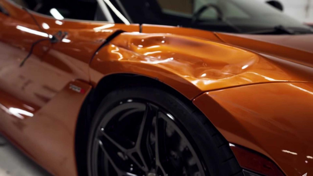 Cửa bên phải của chiếc McLaren 720S cũng không còn nguyên vẹn Cửa bên phải của chiếc McLaren 720S cũng không còn nguyên vẹn