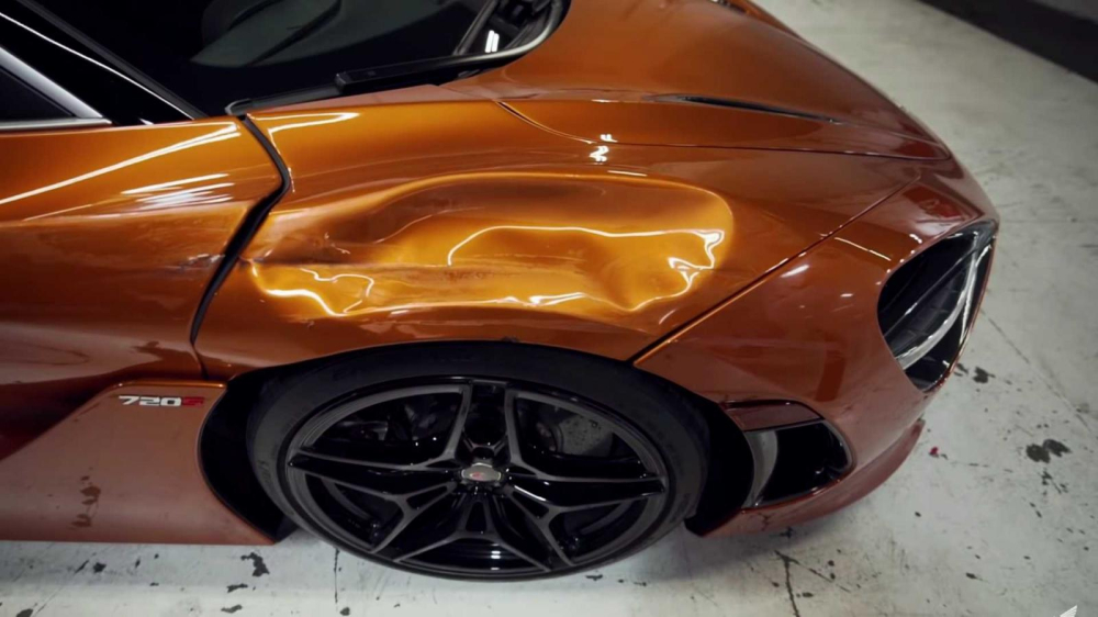 Chiếc McLaren 720S bị móp ở chắn bùn trước Chiếc McLaren 720S bị móp ở chắn bùn trước