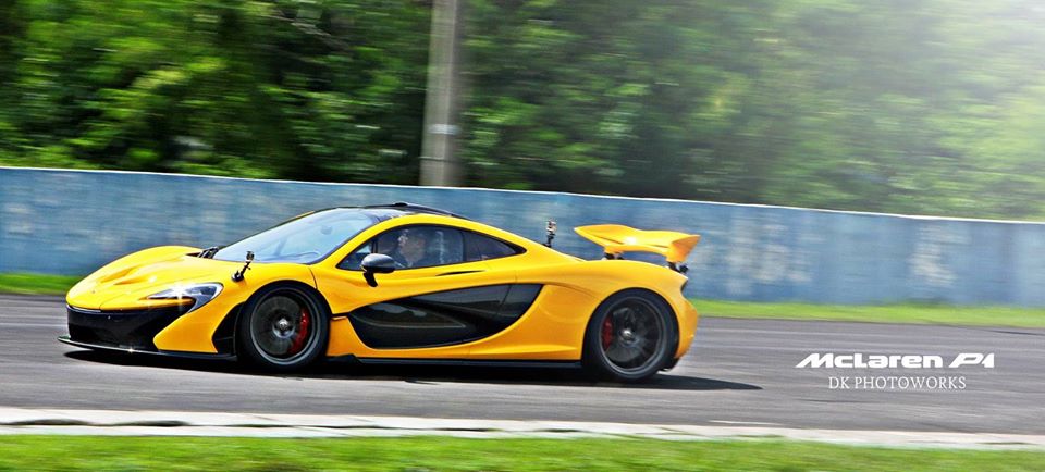 Chiếc McLaren P1 này có màu sơn vàng và sợi carbon