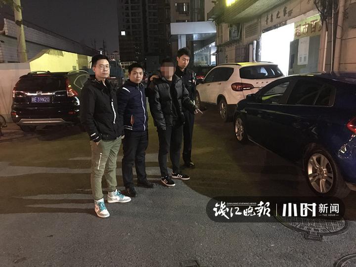 A Qiang che mặt bị cảnh sát bắt giữ