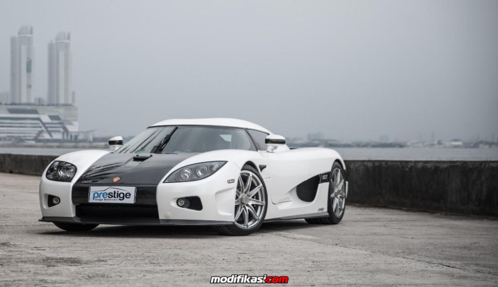 Chiếc Koenigsegg CCX xuất hiện tại Jakarta, thủ đô Indonesia có ngoại thất màu trắng đi kèm với nhiều chi tiết bằng sợi carbon mang đến ngoại hình ấn tượng cho siêu xe đến từ Thụy Điển.