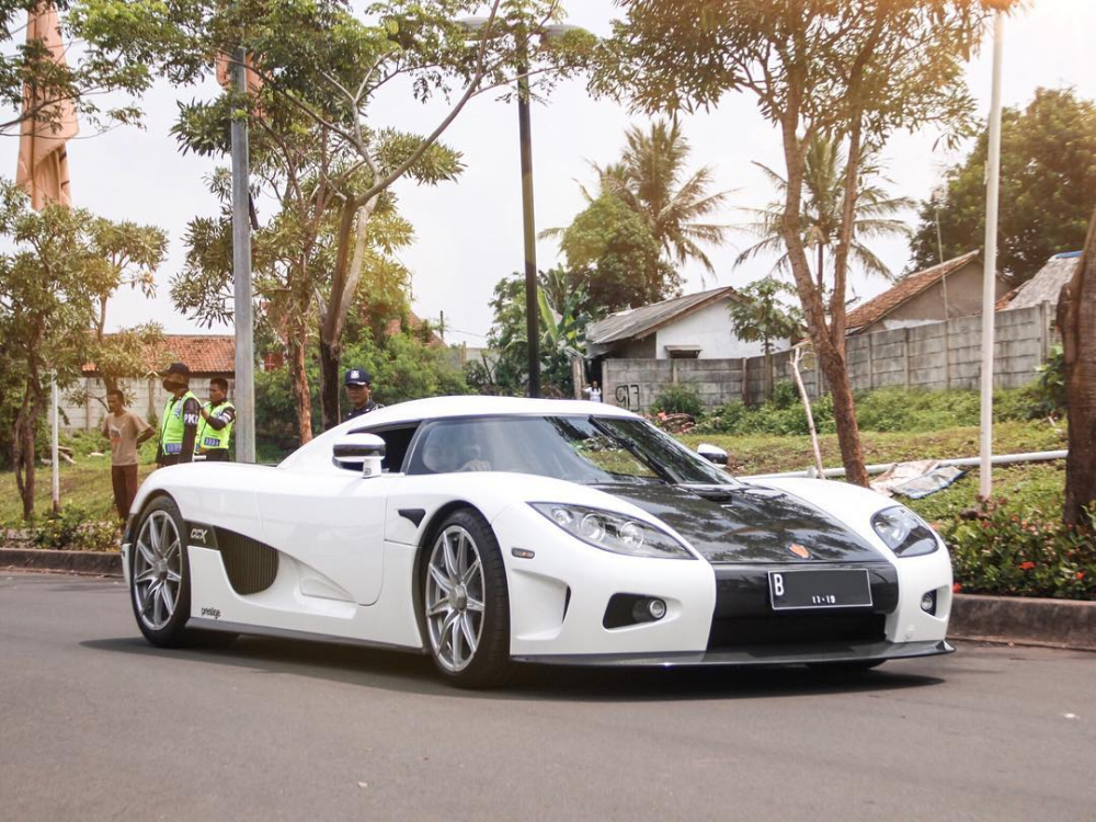 Koenigsegg CCX ra mắt lần đầu tiên vào năm 2009 với giá bán xuất xưởng vào khoảng 976.500 đô la, sau vài năm lăn bánh những chiếc CCX trở nên hiếm có và thường được các đại lý siêu xe đội giá bán thêm hàng trăm nghìn USD vượt mốc hơn 1 triệu đô la.