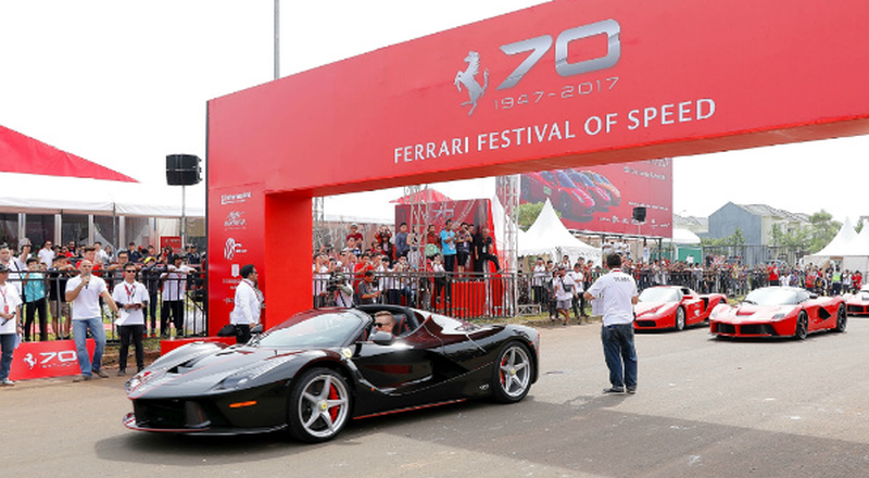 Ferrari LaFerrari Aperta, cặp đôi Ferrari LaFerrari Coupe và Ferrari Enzo tại lễ kỷ niệm 70 năm của hãng Ferrari ở Singapore