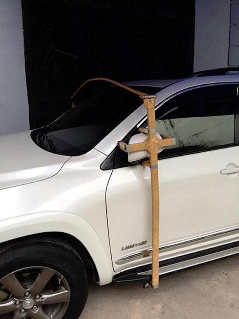 Chủ xe tự chế c&agrave;ng nẹp để bảo vệ gương xe.