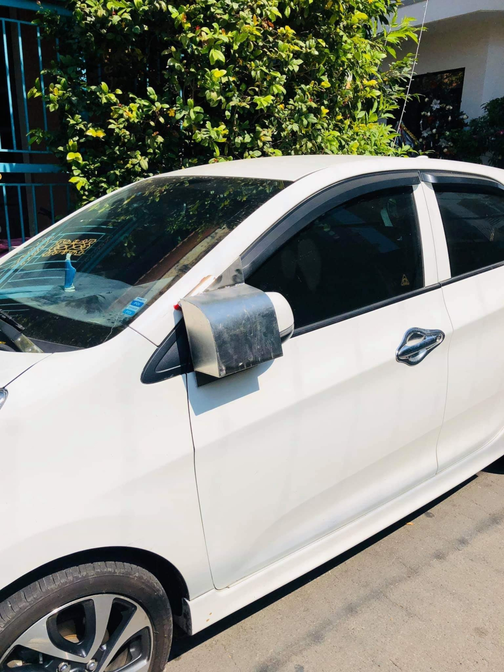 Sử dụng ốp bảo vệ được kho&aacute; thủ c&ocirc;ng v&agrave;o gương.