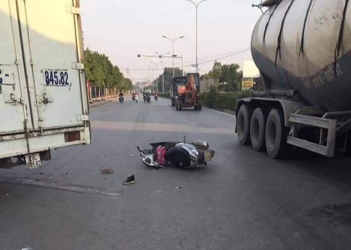 Hiện trường vụ tai nạn giao thông chết người tại thị xã Sơn Tây, Hà Nội Hiện trường vụ tai nạn giao thông chết người tại thị xã Sơn Tây, Hà Nội