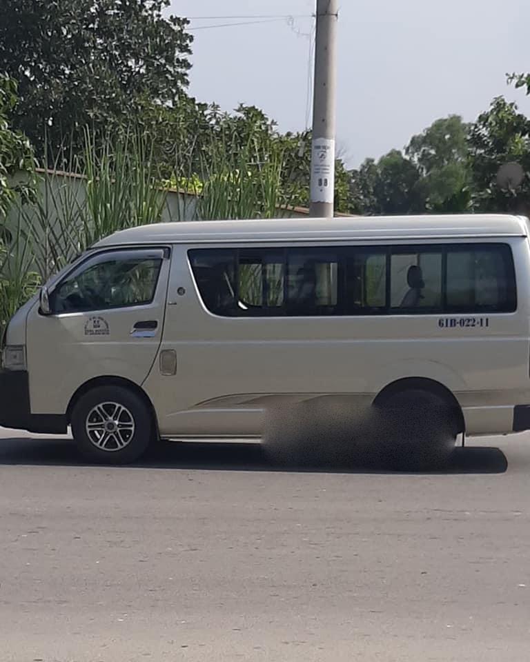 Chiếc xe đưa đón học sinh tại hiện trường vụ tai nạn
