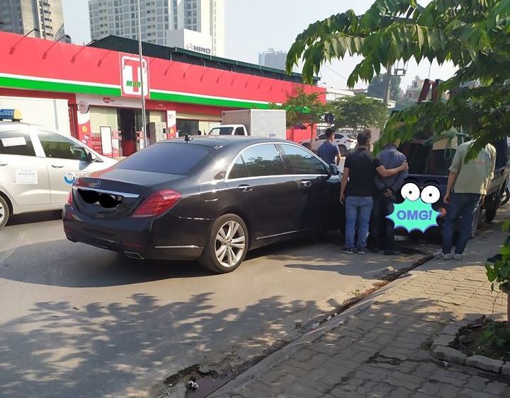 Hiện trường vụ tai nạn của xe sang Mercedes-Benz S500 tông vào đuôi xe tải nhỏ đỗ bên đường