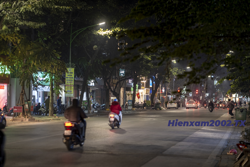 Trong suốt thời gian diễn ra trận đấu giữa U22 Việt Nam và U22 Thái Lan, đường phố Hà Nội trở nên vắng vẻ khác hẳn ngày thường. Trong suốt thời gian diễn ra trận đấu giữa U22 Việt Nam và U22 Thái Lan, đường phố Hà Nội trở nên vắng vẻ khác hẳn ngày thường.