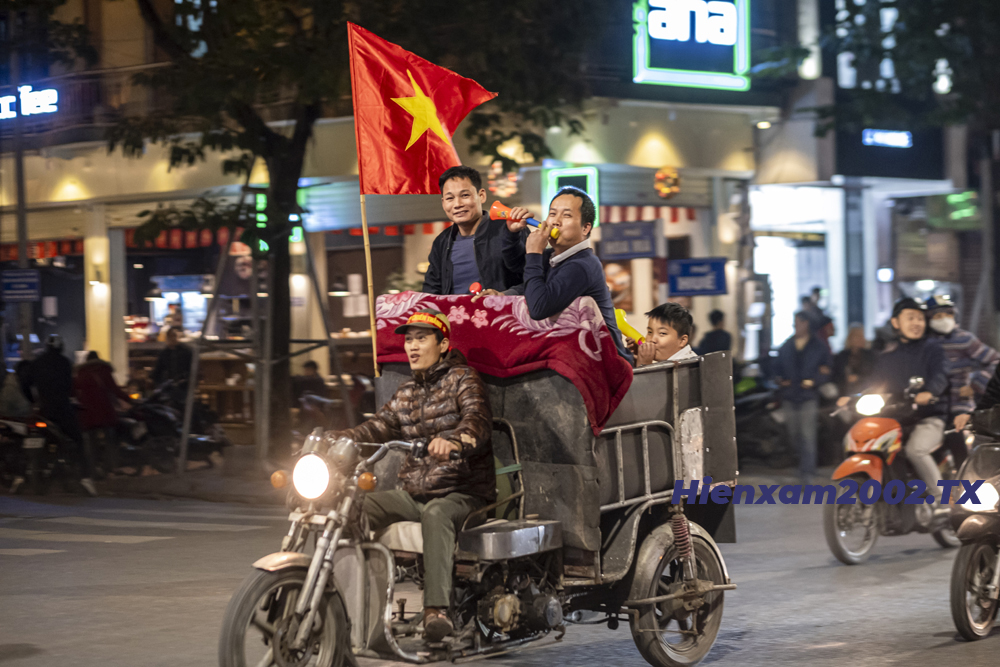 Những cổ động viên sử dụng cả xe ba gác để đi cổ vũ. Những cổ động viên sử dụng cả xe ba gác để đi cổ vũ.