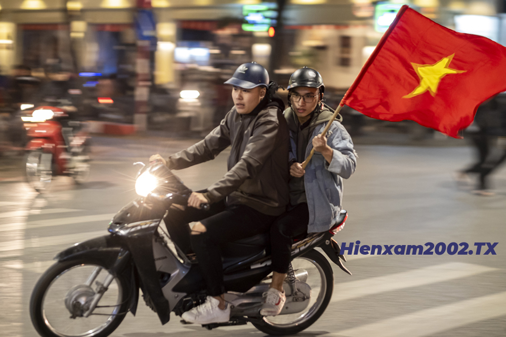 Trước khi tiếng còi kết thúc trận đấu vang lên đã có nhiều cổ động viên xuống đường để ăn mừng sớm. Trước khi tiếng còi kết thúc trận đấu vang lên đã có nhiều cổ động viên xuống đường để ăn mừng sớm.