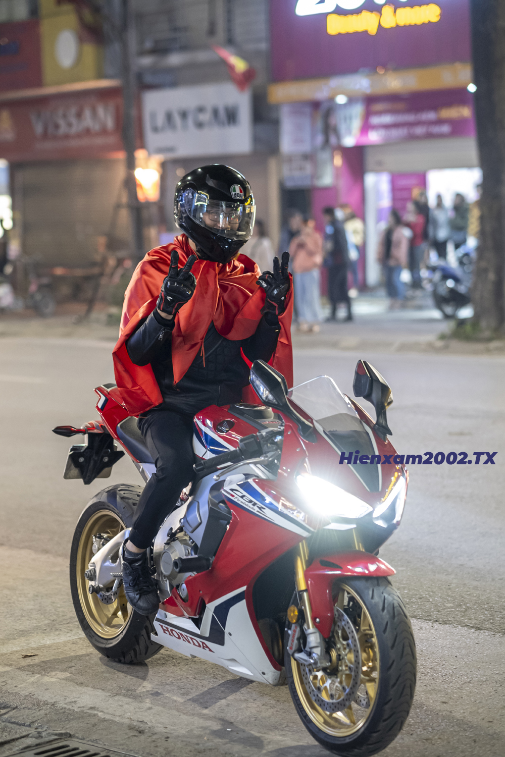 Chiếc xe Honda CBR1000RR FireBlade SP1 duy nhất tại Hà Nội cũng xuất hiện cùng chủ nhân. Chiếc xe Honda CBR1000RR FireBlade SP1 duy nhất tại Hà Nội cũng xuất hiện cùng chủ nhân.