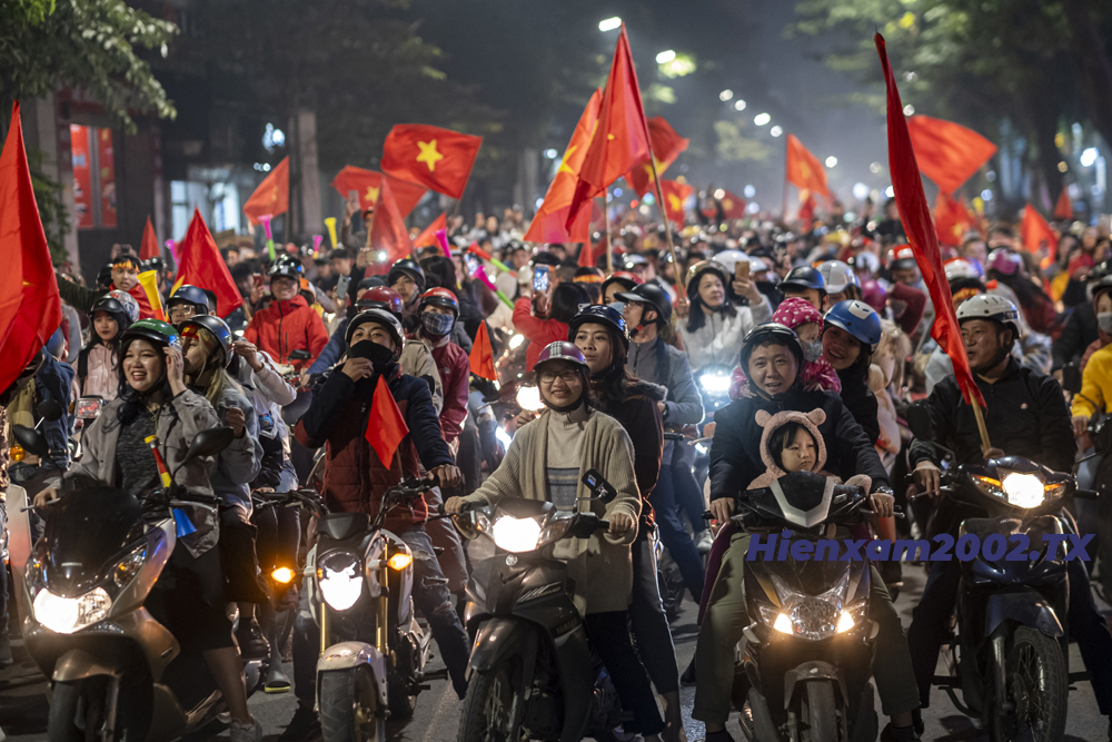 Hàng ngàn cổ động viên đã đổ ra đường ăn mừng chiến thắng của U22 Việt Nam. Hàng ngàn cổ động viên đã đổ ra đường ăn mừng chiến thắng của U22 Việt Nam.
