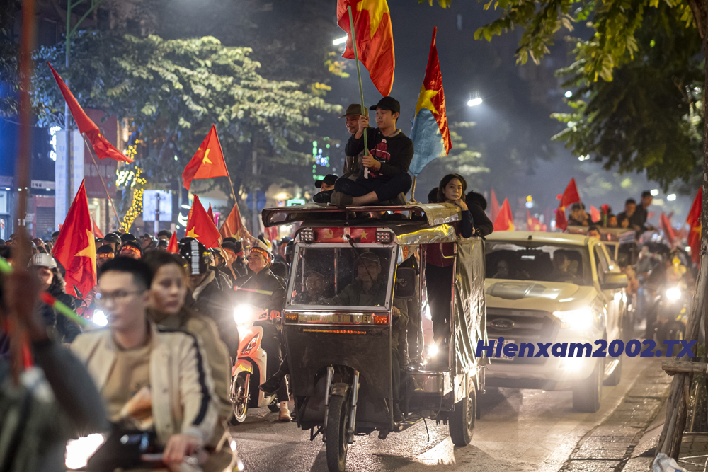 Nhiều cổ động viên còn ngồi lên cả nóc xe. Nhiều cổ động viên còn ngồi lên cả nóc xe.