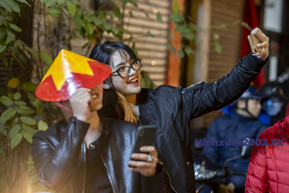 Cặp đôi tranh thủ selfie ghi lại khoảnh khắc lịch sử cùng U22 Việt Nam. Cặp đôi tranh thủ selfie ghi lại khoảnh khắc lịch sử cùng U22 Việt Nam.