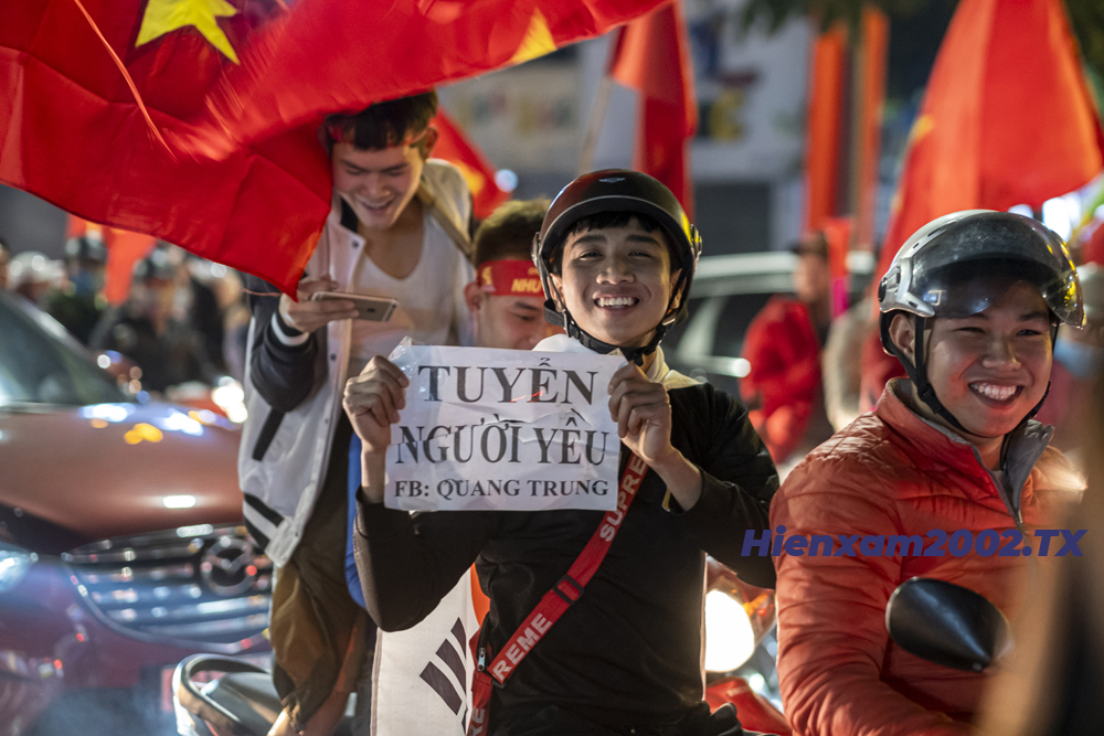 Một cổ động viên tranh thủ tiếp thị tìm người yêu. Một cổ động viên tranh thủ tiếp thị tìm người yêu.