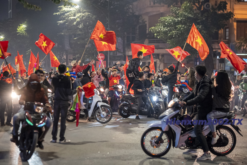 Đoàn người từ nhiều hướng khác nhau đổ dồn về các tuyến phố trung tâm để ăn mừng khiến giao thông tại các khu vực này bị đình chệ. Đoàn người từ nhiều hướng khác nhau đổ dồn về các tuyến phố trung tâm để ăn mừng khiến giao thông tại các khu vực này bị đình chệ.