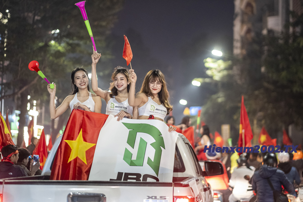 Và tất nhiên, xuống đường ăn mừng chiến thắng của U22 Việt Nam không thiếu những bóng hồng. Và tất nhiên, xuống đường ăn mừng chiến thắng của U22 Việt Nam không thiếu những bóng hồng.