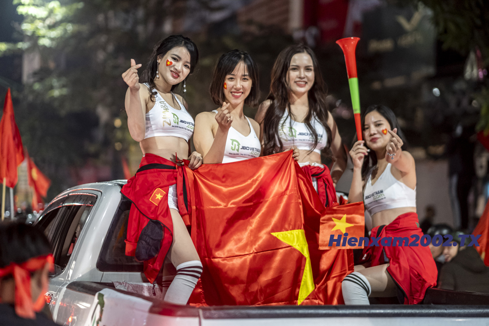 Những chiếc xe bán tải rất được ưa thích bởi các cổ động viên bởi có thể chở được nhiều người. Những chiếc xe bán tải rất được ưa thích bởi các cổ động viên bởi có thể chở được nhiều người.