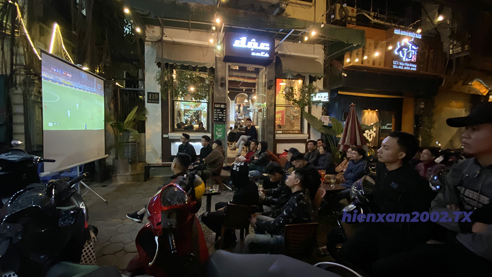 Các cổ động viên đã tập trung lại cùng nhau để theo dõi trận đấu giữa U22 Việt Nam và U22 Indonesia. Các cổ động viên đã tập trung lại cùng nhau để theo dõi trận đấu giữa U22 Việt Nam và U22 Indonesia.