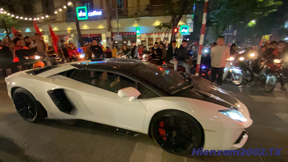 Lamborghini Aventador còn biểu diễn nẹt bô khạc lửa ăn mừng chiến thắng. Lamborghini Aventador còn biểu diễn nẹt bô khạc lửa ăn mừng chiến thắng.