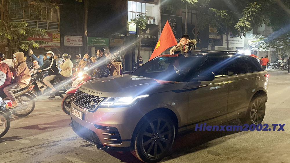 Một chủ xe Range Rover Velar cũng đi ăn mừng chiến thắng. Một chủ xe Range Rover Velar cũng đi ăn mừng chiến thắng.