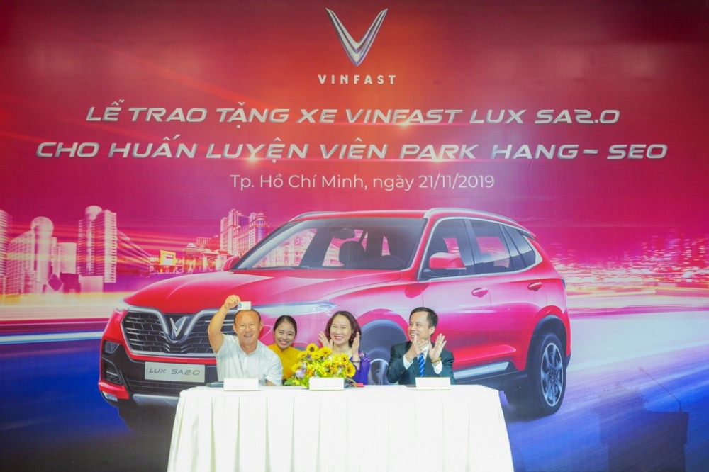 Ống Park Hang-seo, huấn luyện viên của đội tuyển bóng đá Nam cũng từng được trao tặng 1 chiếc VinFast Lux SA2.0