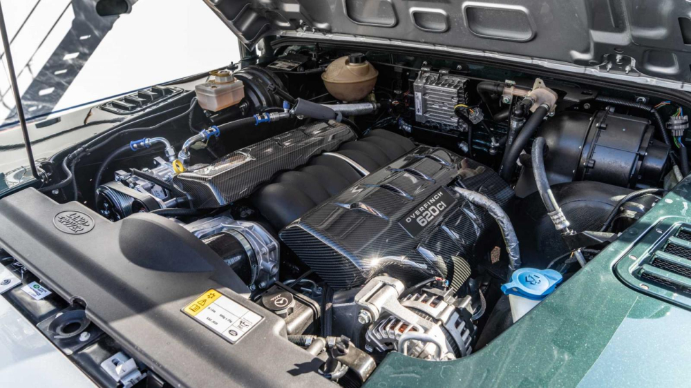 Động cơ xe l&agrave; loại V8 dung t&iacute;ch 6.2 l&iacute;t sản sinh 450 m&atilde; lực mạnh mẽ