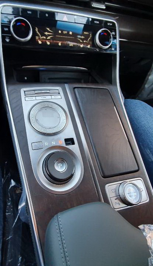 Cụm điều khiển trung tâm với núm xoay chuyển số của Genesis GV80 2020