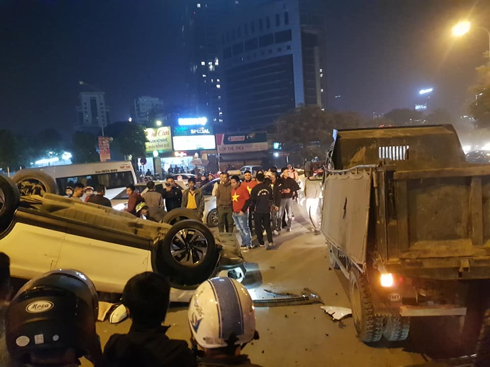 Hiện trường vụ tai nạn của Honda CR-V và xe tải vào tối qua Hiện trường vụ tai nạn của Honda CR-V và xe tải vào tối qua