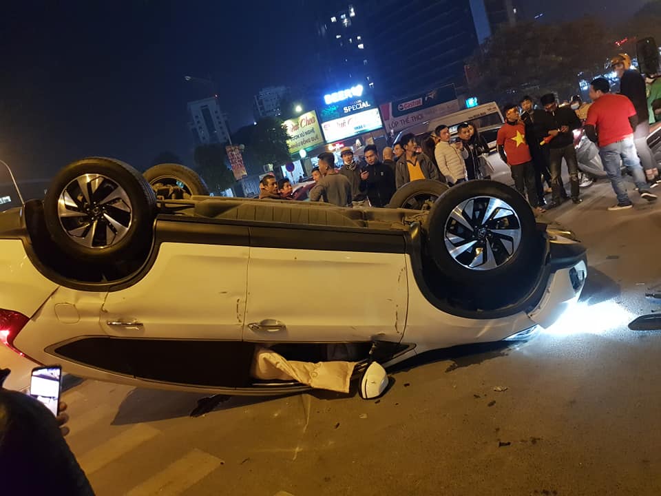 Chiếc Honda CR-V lật ngửa sau tai nạn với xe tải Chiếc Honda CR-V lật ngửa sau tai nạn với xe tải