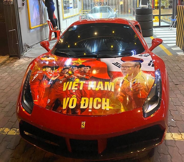 Chiếc Ferrari 488 Spider được dán bộ tem có hình ảnh và cầu thủ Việt Nam. Phía bên trong là Ferrari 458 Spider của một hot girl Sài thành Chiếc Ferrari 488 Spider được dán bộ tem có hình ảnh và cầu thủ Việt Nam. Phía bên trong là Ferrari 458 Spider của một hot girl Sài thành