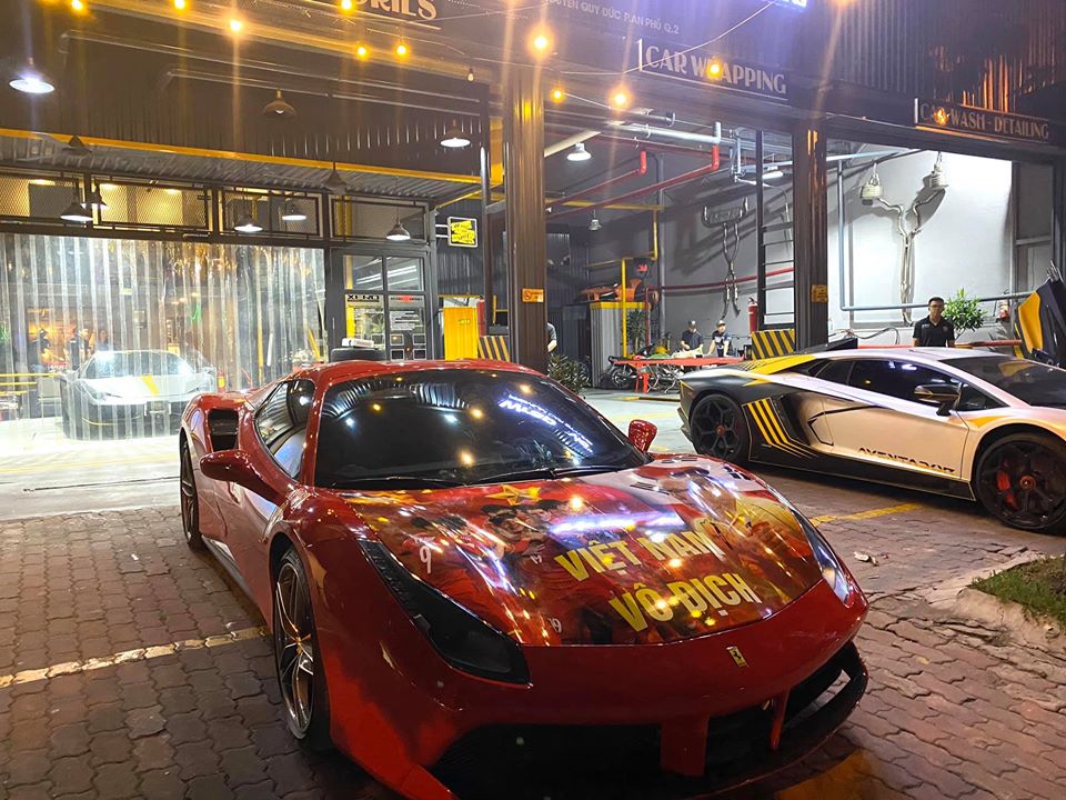 Siêu xe Ferrari 488 Spider màu đỏ và kế bên là Lamborghini Aventador LP700-4 Siêu xe Ferrari 488 Spider màu đỏ và kế bên là Lamborghini Aventador LP700-4