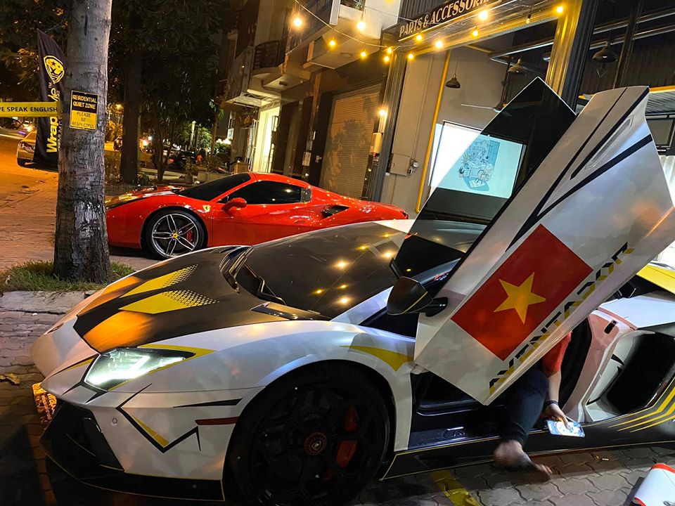 Siêu xe Lamborghini Aventador LP700-4 được trang trí thêm cờ Việt Nam bên cửa tài Siêu xe Lamborghini Aventador LP700-4 được trang trí thêm cờ Việt Nam bên cửa tài