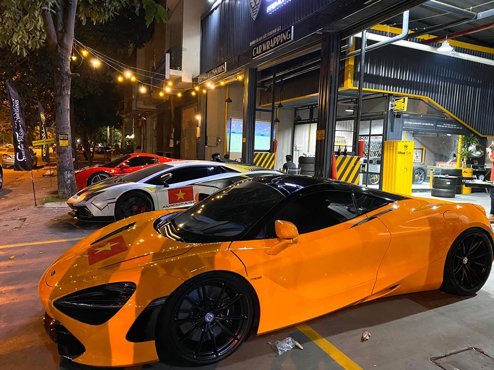 Siêu xe McLaren 720S màu cam của Cường Siêu xe McLaren 720S màu cam của Cường Đô-la cũng xuất hiện. Chiếc xe này được dán cờ Việt Nam trên nắp capô