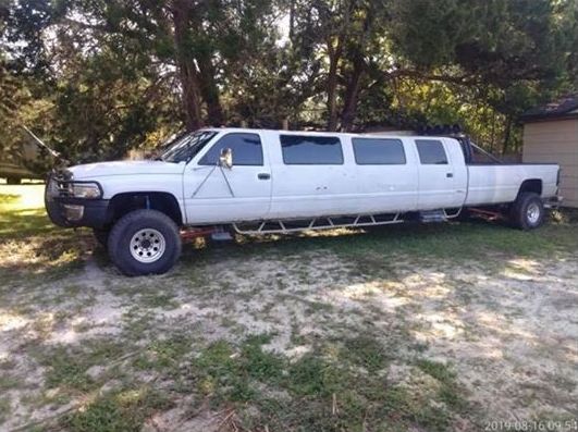 Không rõ suy nghĩ gì đã xui khiến người ta tự chế một chiếc bán tải limo thế này