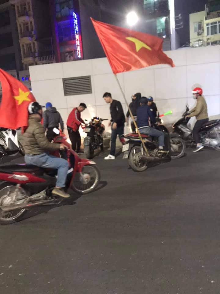 Kawasaki Z300 nẹt p&ocirc; nhưng qu&ecirc;n &acirc;m c&ocirc;n v&agrave; c&aacute;i kết phi l&ecirc;n v&igrave;a h&egrave;