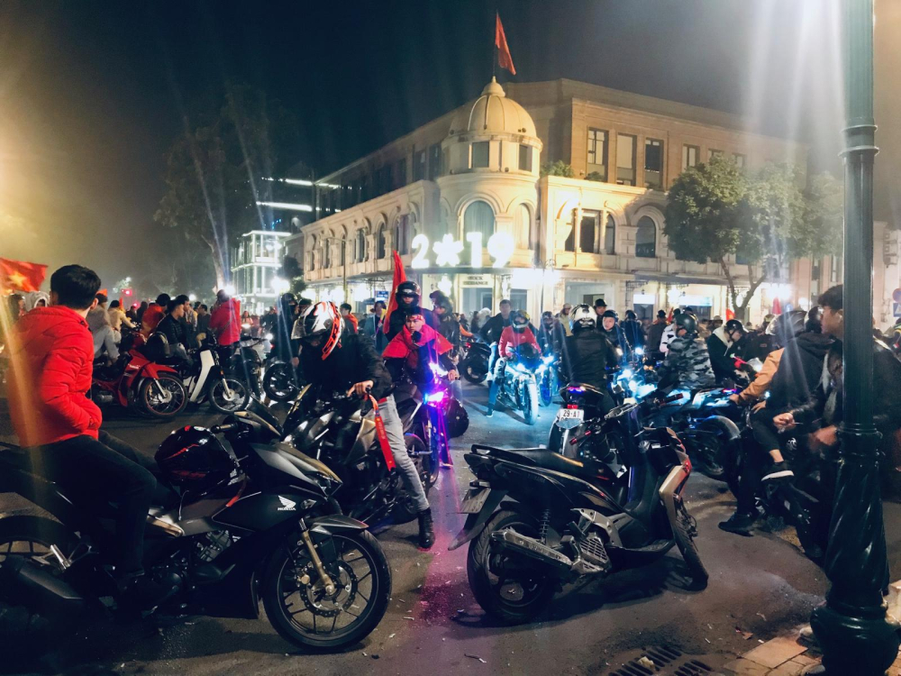 D&agrave;n xe ph&acirc;n khối lớn tập trung trước cửa khu vực quảng trường Nh&agrave; h&aacute;t lớn H&agrave; Nội