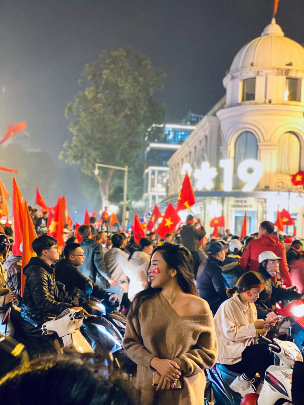 C&aacute;c cổ động vi&ecirc;n tập trung rất đ&ocirc;ng tại quảng trường C&aacute;ch mạng th&aacute;ng 8, H&agrave; Nội