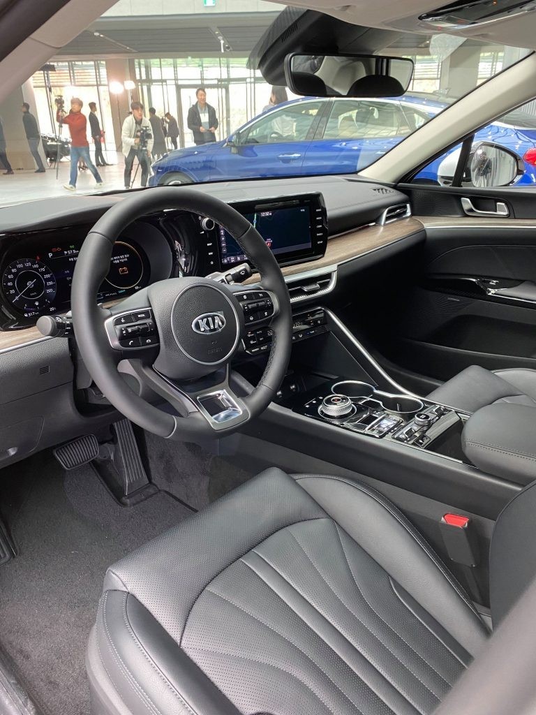 Nội thất hiện đại và sang trọng hơn của Kia K5 2020