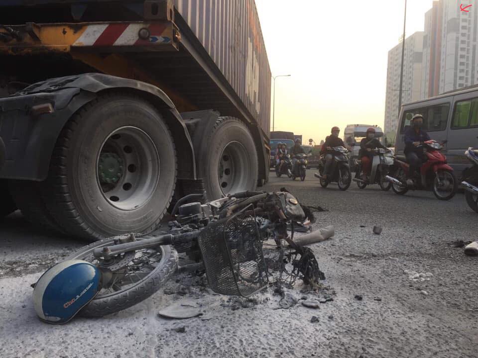 Hiện trường vụ tai nạn xe container v&agrave; xe m&aacute;y v&agrave;o s&aacute;ng nay ở kh&uacute;c cua tử thần ch&acirc;n cầu vượt S&oacute;ng Thần