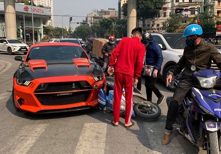 Nữ chạy Honda Click va chạm với Ford Mustang độ gần nửa tỷ đồng