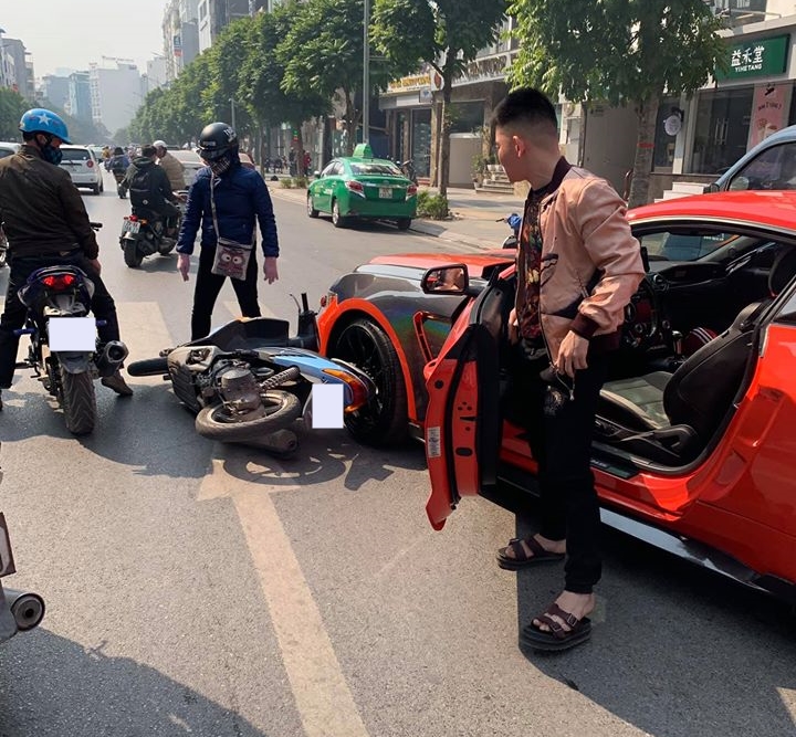 Hiện trường vụ va quẹt giữa xe Honda Click m&agrave;u xanh do nữ l&aacute;i v&agrave; chiếc Ford Mustang độ gần nửa tỷ đồng