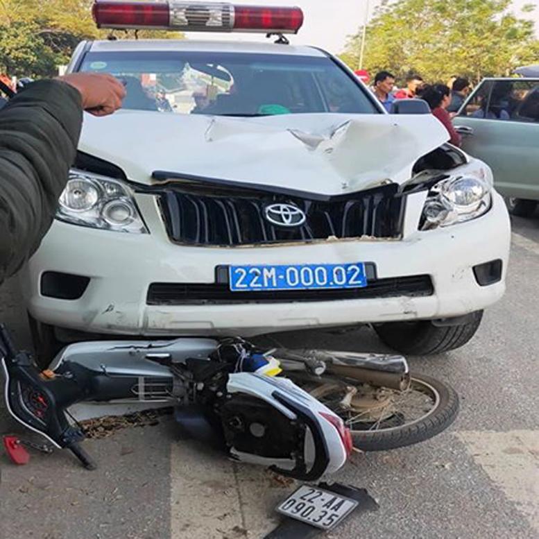 Hiện trường vụ tai nạn học sinh điều khiển xe máy đâm vào xe biển xanh tại Tuyên Quang (Ảnh:FB)