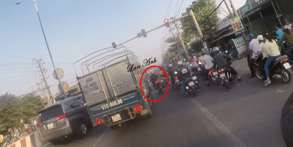 Nam thanh niên chạy Yamaha Exciter 150 độ lách qua các xe máy khác và vượt đèn đỏ Nam thanh niên chạy Yamaha Exciter 150 độ lách qua các xe máy khác và vượt đèn đỏ