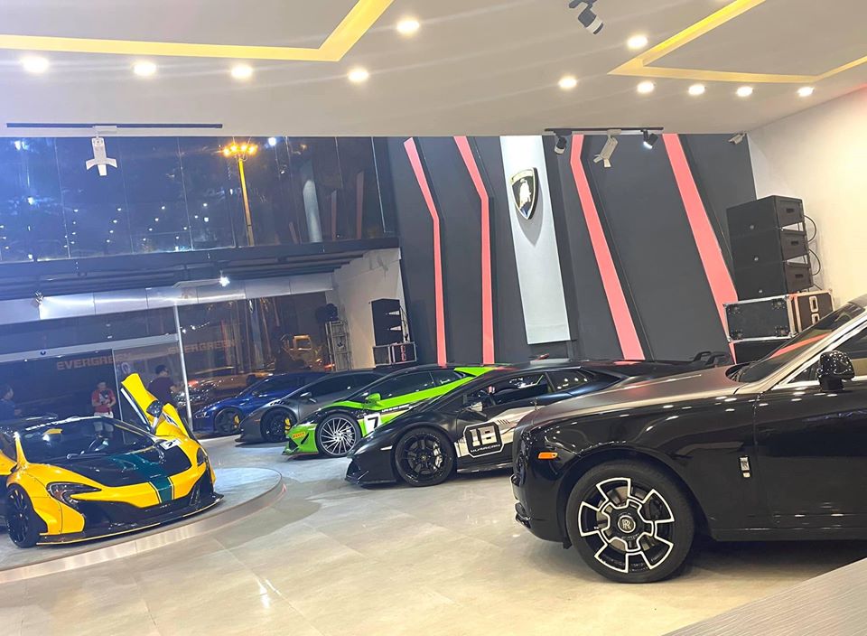 Bộ 3 siêu xe Lamborghini Huracan LP610-4 đọ dáng cùng nhau. Xếp hàng trên cùng màu xanh là Audi R8 V10 Plus. Siêu xe tung cánh màu vàng là McLaren 650S Spider độ Liberty Walk và cuối cùng là Rolls-Royce Ghost Bộ 3 siêu xe Lamborghini Huracan LP610-4 đọ dáng cùng nhau. Xếp hàng trên cùng màu xanh là Audi R8 V10 Plus. Siêu xe tung cánh màu vàng là McLaren 650S Spider độ Liberty Walk và cuối cùng là Rolls-Royce Ghost