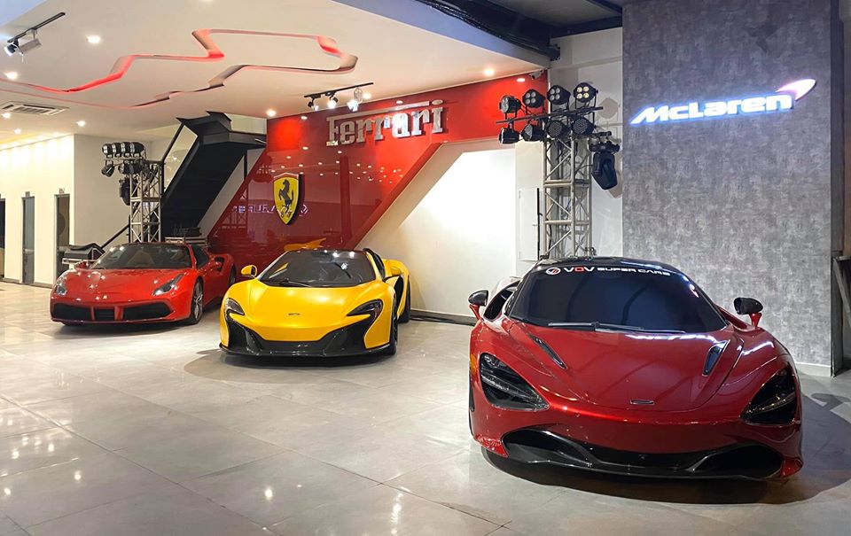 Góc ảnh này cho thấy showroom siêu xe sắp khai trương ở quận 7 còn có Ferrari 488 Spider màu đỏ, McLaren 650S Spider và McLaren 720S Góc ảnh này cho thấy showroom siêu xe sắp khai trương ở quận 7 còn có Ferrari 488 Spider màu đỏ, McLaren 650S Spider và McLaren 720S