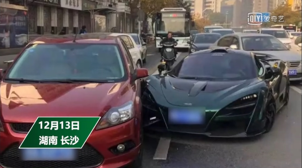 Siêu xe McLaren 720S tông vào bên hông xe Ford Siêu xe McLaren 720S tông vào bên hông xe Ford