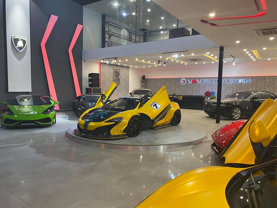 Nhân vật của showroom siêu xe sắp khai trương này là McLaren 650S Spider độ Liberty Walk. Xe được đặt trên bục xoay tròn Nhân vật của showroom siêu xe sắp khai trương này là McLaren 650S Spider độ Liberty Walk. Xe được đặt trên bục xoay tròn