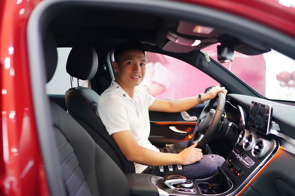 Trung vệ 24 tuổi ngồi thử vào bên trong chiếc xe mới Trung vệ 24 tuổi ngồi thử vào bên trong chiếc xe mới